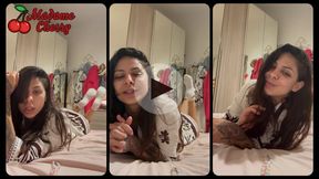 In the pose con i calzini sudati