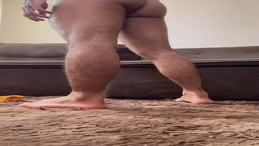 mostrando a bunda e balançando o pauzao
