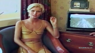 ベン・ドーバーは彼女のきつい尻を突き、口の中に精液をぶちまける