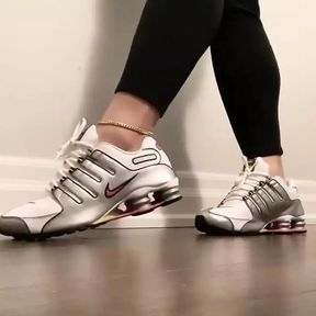 Nike Shox NZ Highlighter Shoeplay