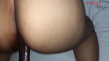 Me folla una polla enorme y el cornudo solo observa
