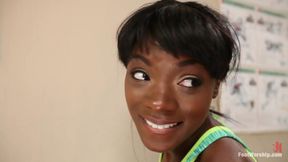 Hot Snatches and Sweaty Toes: Lesbian Gym Footworship Fantasy!!