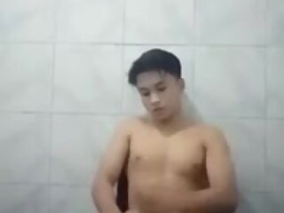 Horny Pinoy twunk sa CR with cumshot