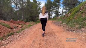 me godant en plein milieu d’un sentier de campagne