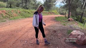 me godant en plein milieu d’un sentier de campagne