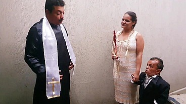 Casamento e lua de mel de Paty Bumbum com o anão mais famoso do Brasil zezinho teves