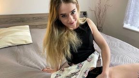 Flexible girlfriend Dee Dee demonstrates her shaved pussy on cam