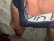 Je me masturbe dans mon lit
