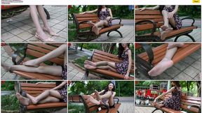 The beautiful and tall Zhizhi, wearing a short skirt and gray stockings, playfully showed off her long legs and beautiful feet on a park bench.