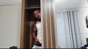 entiado pervertido deixa seu amigo dentro do guarda roupa espiando sua madrasta, fudeu o inocente nao sabe trepar