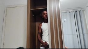 entiado pervertido deixa seu amigo dentro do guarda roupa espiando sua madrasta, fudeu o inocente nao sabe trepar