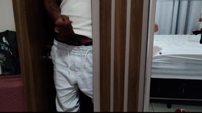 entiado pervertido deixa seu amigo dentro do guarda roupa espiando sua madrasta, fudeu o inocente nao sabe trepar