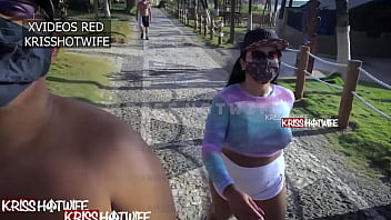 Kriss Hotwife Se Exercitando Na Praia Com Um Topinho Transparente e Ao Entrar No Mar Ficou Totalmente Transparente Chamando a Aten&ccedil_&atilde_o De Todos Que Passavam