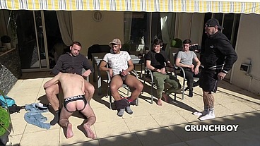 un passif soumis suce tous ces potes en exterieur et se fai baiser par tous