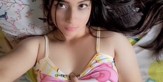 Influencer Masturbates and Touches Her Rich Pussy and Shows Her Big Tits