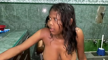 me follo a mi hijastra mietra se duche