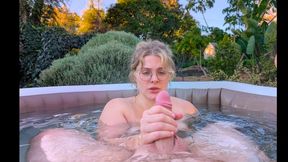Hot Tub Blowjob for a Messy Facial