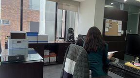 me aburri en la oficina y le pedi a mi companero que me folle con los dedos