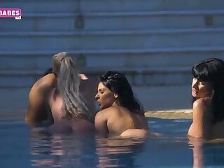Sugarbabestv - Linking And Licking Pussies By The Pool