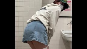 女装子まゆトイレでパンチラ