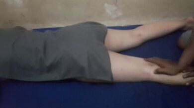 Pijat tante girang saat suaminya pergi