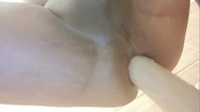 Estrenando dildo en la ducha