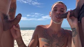 3 amigos fazem broderagem na praia depois de um banho no mar - 3 friends make embroidery on the beach after a bath in the sea