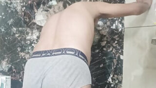 Guarda questo peloso insegnante gay indiano poliziotto papà masturbarsi duramente in un'azione POV bollente