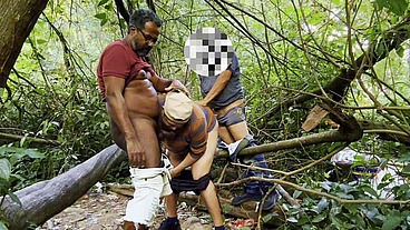 CONHECI ESSE P@IZÃO NA FLORESTA E DEI GOSTOSO PARA ELE ENQUANTO OS OUTROS MACHOS QUE PSSAVA FICAVA SALIVANDO PRA ME FODER TAMBEM