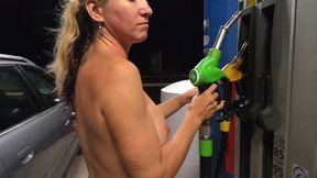 minuit en revenant d une soiree chez un ami toute nue je m apprete a mettre...