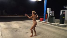 minuit en revenant d une soiree chez un ami toute nue je m apprete a mettre...