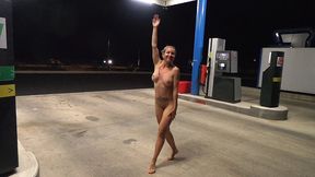 minuit en revenant d une soiree chez un ami toute nue je m apprete a mettre...