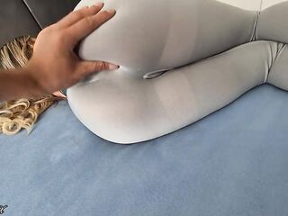Stepsister caught stepbrother's morning wood whilst sharing daybed and gets her large booty in leggings cum overspread