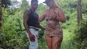 Sexo selvagem em p&uacute_blico, O turista na floresta fode o cuzinho da Tiffany com for&ccedil_a com sua anaconda enorme , deixou toda arrombado ao extreme ?0 anal