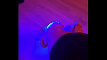 Mes pieds sur plateforme !Demande moi en pv pour plus de contenu de pieds
