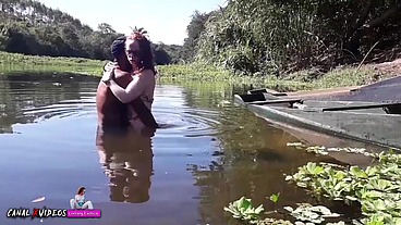 FUI CONVIDADA PELO MARCIO BAIANO PARA PASSEIO NA PRAINHA - ACABAMOS TRANSANDO NO BARCO E NA PONTE