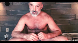 Amatör, kıllı yaşlı adam, yoğun tantrik anal ilişki öncesinde devasa penisini mastürbe ediyor.