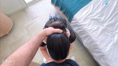 Je surprends la bonne en train de voler. Elle me supplie, alors je lui remplis la bouche