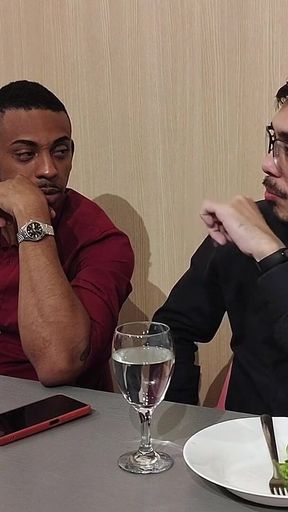 Corno Esta Distraido Fechando Negocios Enquanto Eu Entro Embaixo Da Mesa Para Chupar O Pau Do Parceiro