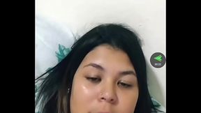 Novinha peituda com marquinha na live