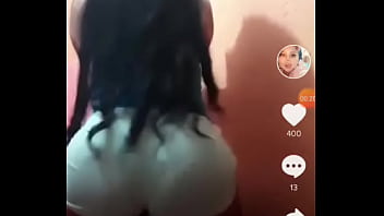 Mueve el culazo bien rico y se le ve la tanga