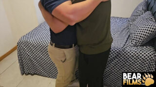 Pria gay bertubuh gemuk dan berbulu melakukan hubungan seks tanpa kondom dengan pria berpenis besar.