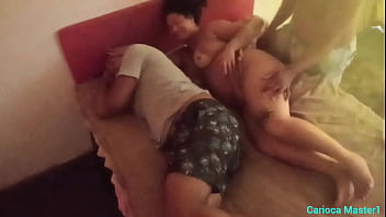 Traindo marido com ele na cama