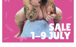 Look How Damn Red When He Makes Her Squirt in Bed