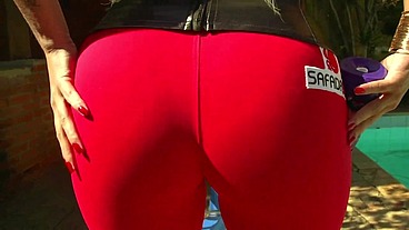 CORTES: SEXO ANAL - MIA LINZ NÃO SE CONTENTA COM UM DILDO ENTUPINDO SEU RABO E CHAMA O CÂMERA MAN PARA PARTICIPAR E AJUDAR A ARREGANHAR AINDA MAIS SUAS PREGAS