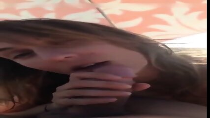 Femme excitee fait un plaisir sexuel oral a la plage