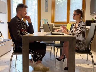 Annika, la consulente hot viene scopata nel suo ufficio dal cliente Tommy. Dialoghi italiano. Italy