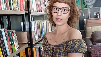 comi a mina da biblioteca no pelo