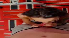 une bonne pipe en salle de sport j’adore !!!