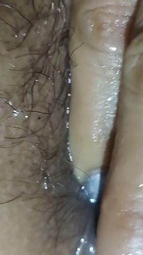 Chut May Unngli Dal Kar Chut Ka Pani Nikala